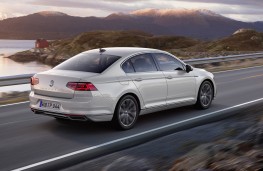 Volkswagen Passat 2019 rear threequarters